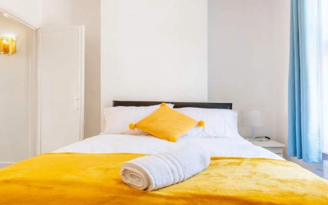Stylish 3-bed House With Free Parking & Wifi