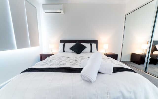 1 Bedroom Gold Coast Beachside Apt w/AC + Parking