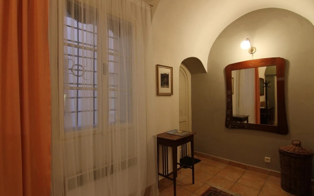 Rustic Ground Floor Apartment in Mala Strana