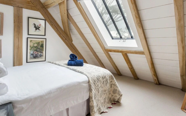 Stunning Lakeside Country Retreat near Cirencester