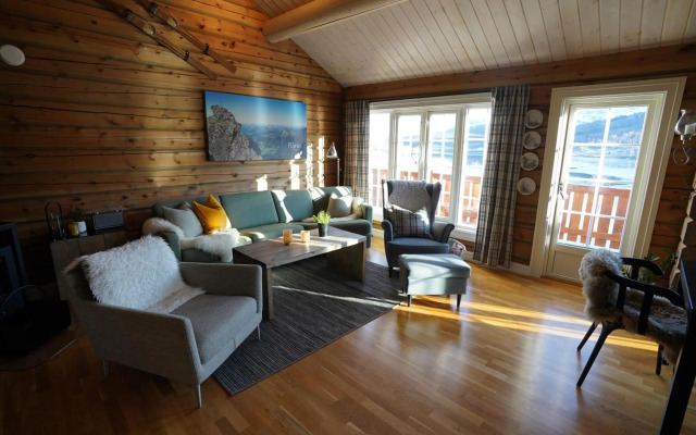 Lake View Apartment with loft