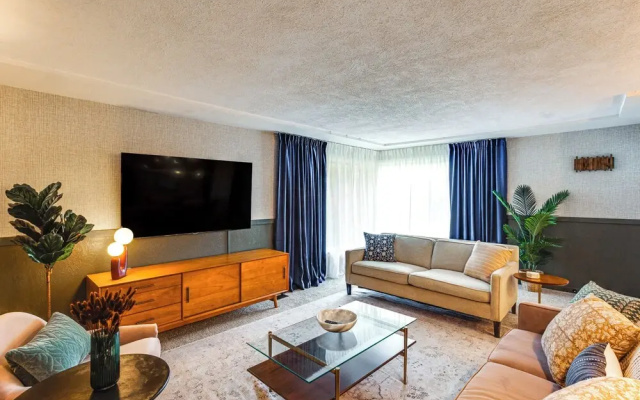 Vibrant Tacoma Retreat, Near Point Defiance Park!