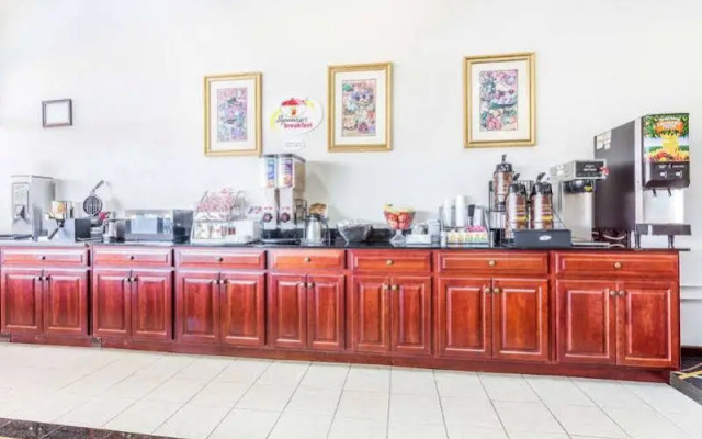 Super 8 Motel - Forsyth