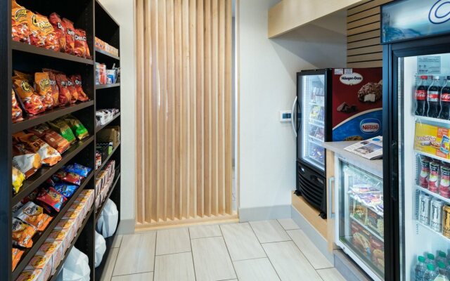 Holiday Inn Express & Suites Medford by IHG