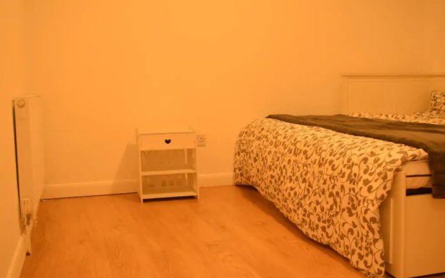 2 Bedroom Apartment in White City