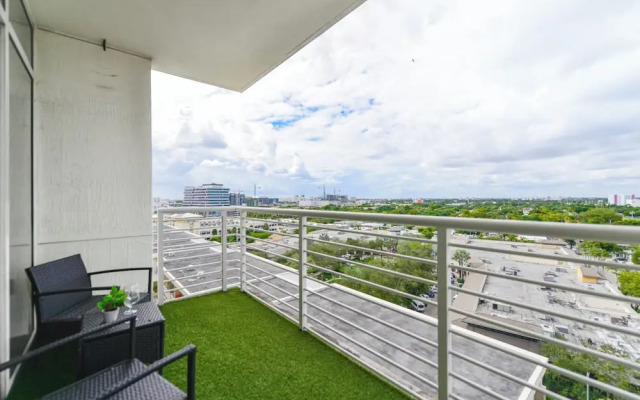 Lovely Condo|Pool & Parking at Midblock