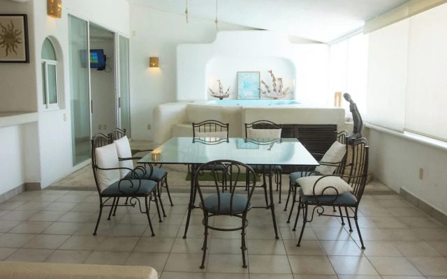 Apt. with Jacuzzi Ixt. Zihuatanejo 3 BR