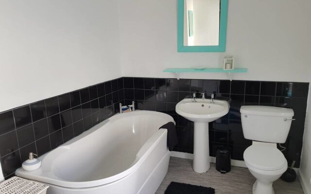 House - Sleeps 4 - Pets Ok - Parking - Garden