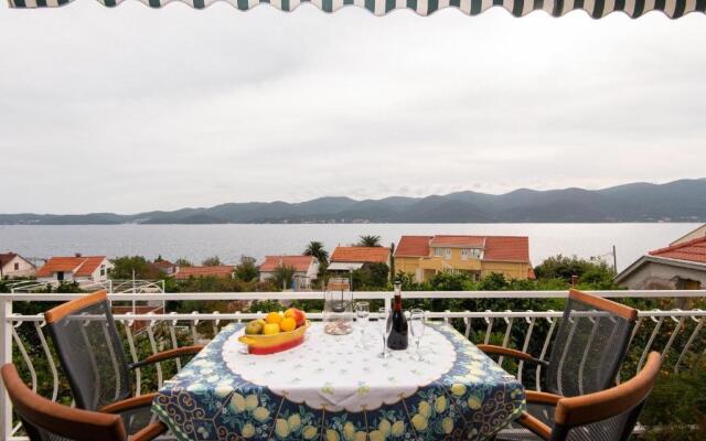 Apartments Sugor-70m from sea