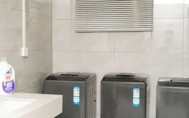 Guoyun Hotel (Dengzhou Renmin Road Bureau of Commerce)
