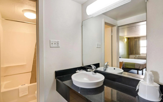 Motel 6 Dallas, TX - Forest Lane
