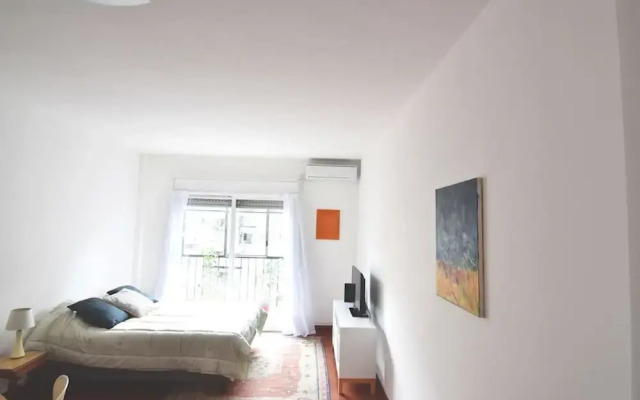 Modern studio with balcony by Sofacama