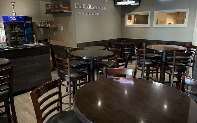 TaLLboys Grill & Pub Motel