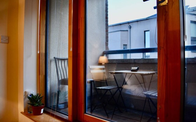 Spacious Ifsc 2 Bedroom Flat With Balcony
