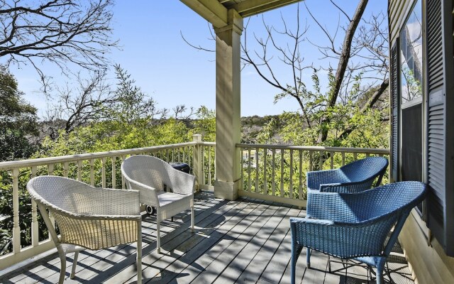 Sun-Drenched Austin Guesthouse by RedAwning