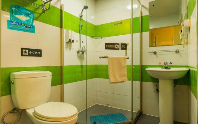 7Days Inn Shanghai Daning International Commercial Plaza YanChang Subway Station
