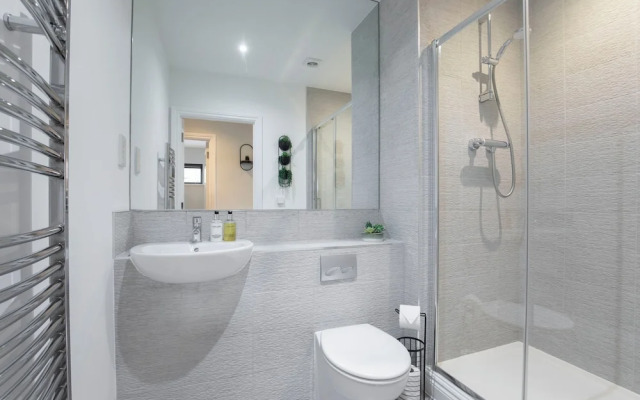Elliot Oliver -Stylish 2 Bedroom Apartment With Parking In The Docks