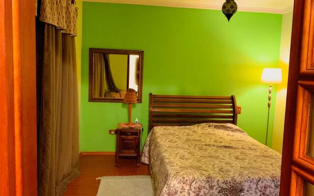 Espaço gourmet e home-office na Granja Viana