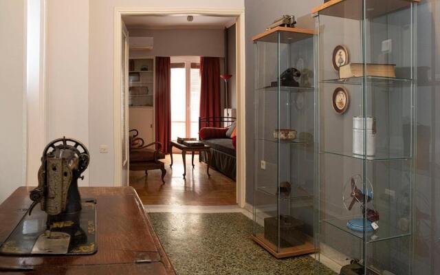 Vintage Apartment next to Acropolis Museum