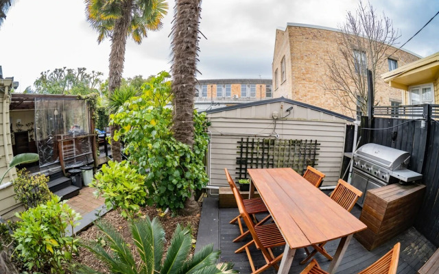 The Red Monkey Travellers' Lodge - Hostel