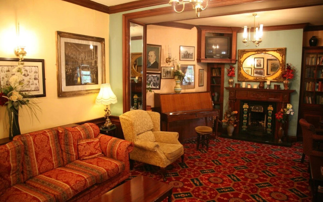 Woodenbridge Hotel & Lodge