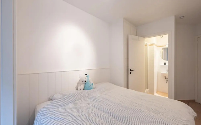 Apartment Near Albert Beach With Terrace