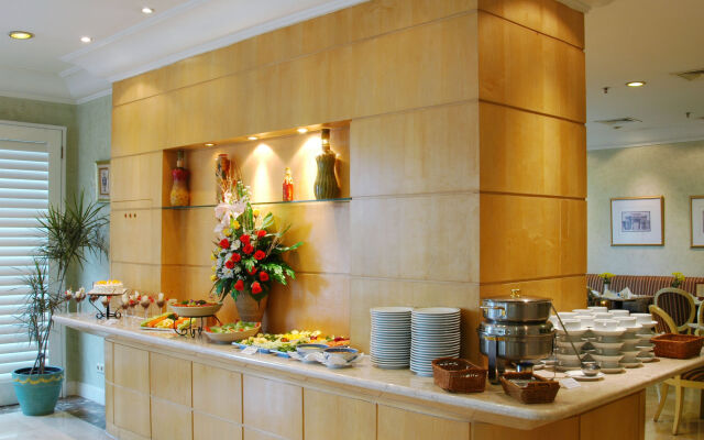 Batavia Hotel and Serviced Apartments