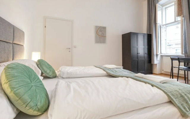 2BR Apt Near Stadthalle