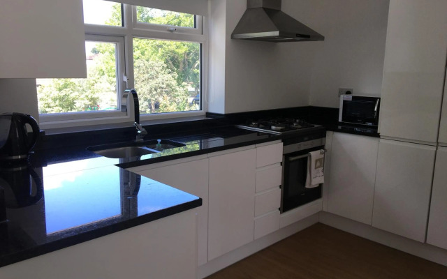 Luxurious 1 BED Serviced APARTMENT COBHAM