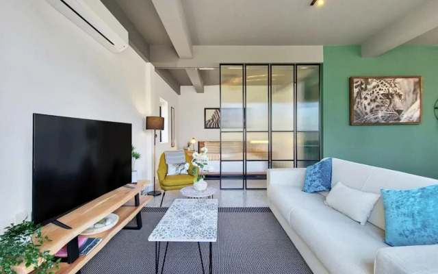 City Oasis Apartment with Rooftop Pool!