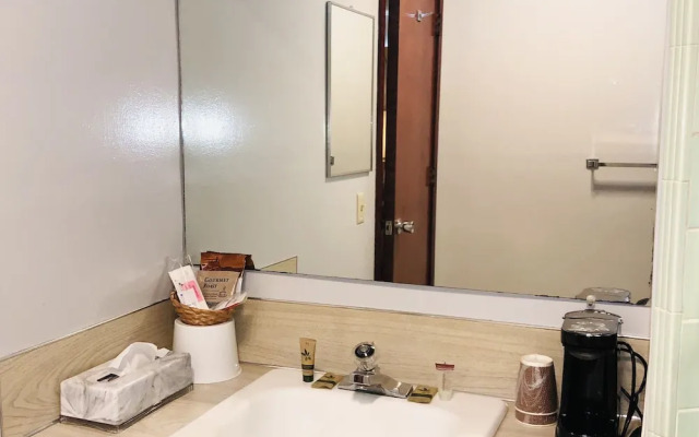 Curly Redwood Lodge