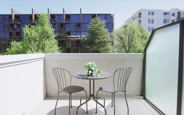 Modern apt in heart of the city