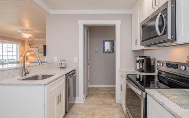 Dip Inn by Oak Island Accommodations