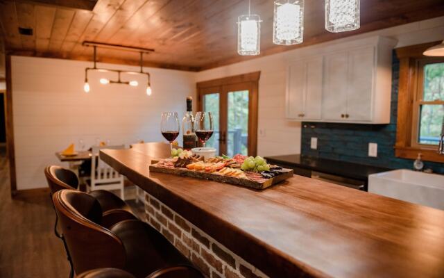 Bigfoots Retreat 2 Bedroom Chalet by RedAwning