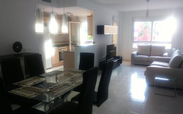 Beautiful 3 bed, 2 bath modern apartment
