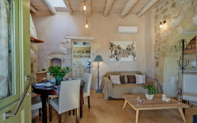 Holiday House, Castellos