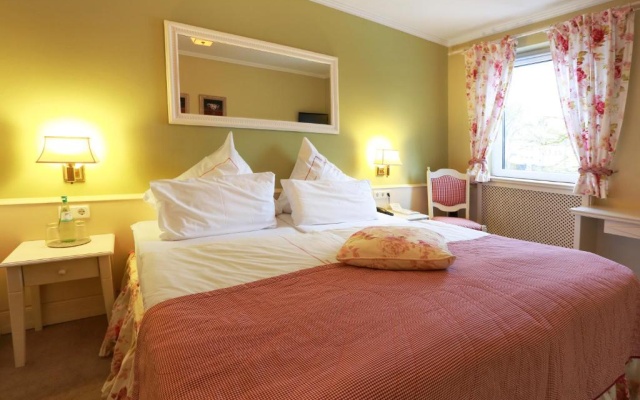 Classic Double room (full double bed)