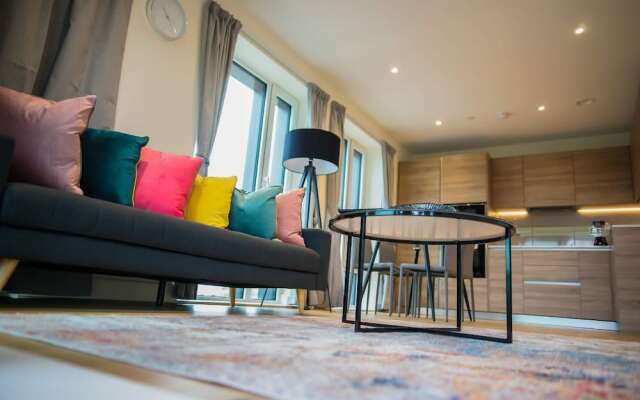 Thames View 2 Bed Apartment With Balcony