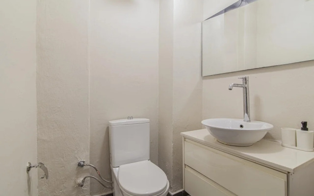 Charming Flat With Backyard Close to Zorlu Center