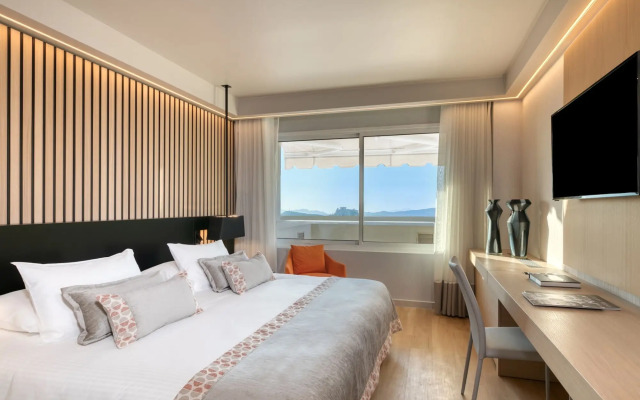 Divani Caravel Hotel