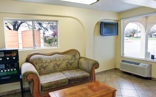 Econo Lodge San Marcos University Area
