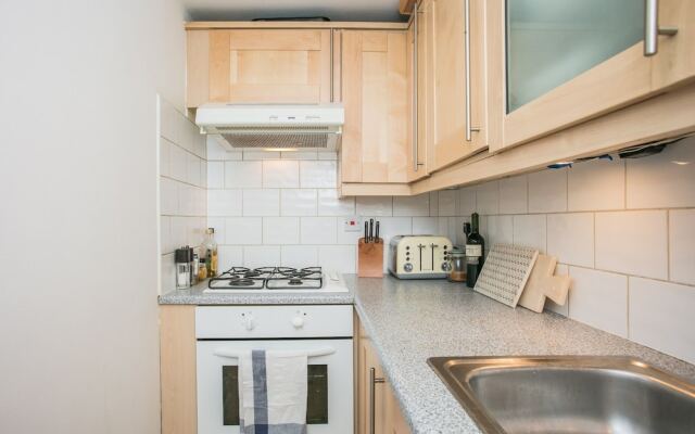 Cosy 2 Bedroom in Stoke Newington With Private Patio