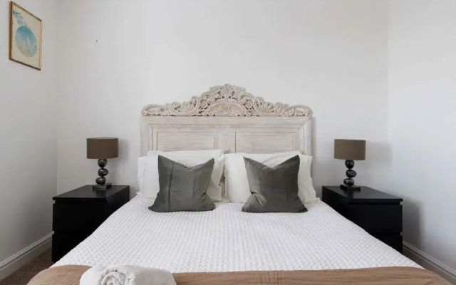 Spacious 4-bed Seaside Retreat in Selsey