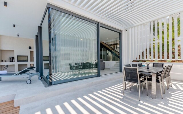 Luxury Villa Pax With Heated Infinity Pool, 8 Sleeps