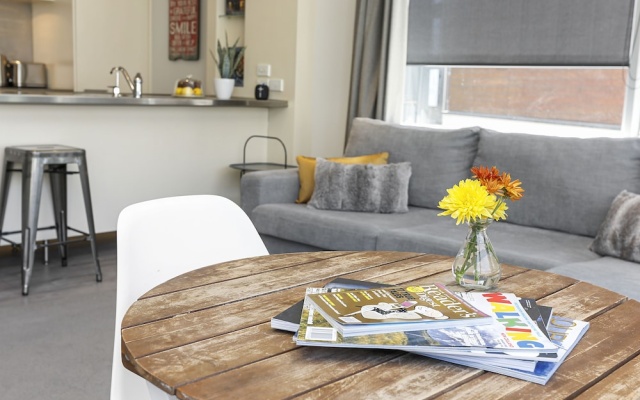 Bright and Spacious Viaduct Living with free carpark by Urban Butler – Guest Rooms – Auckland