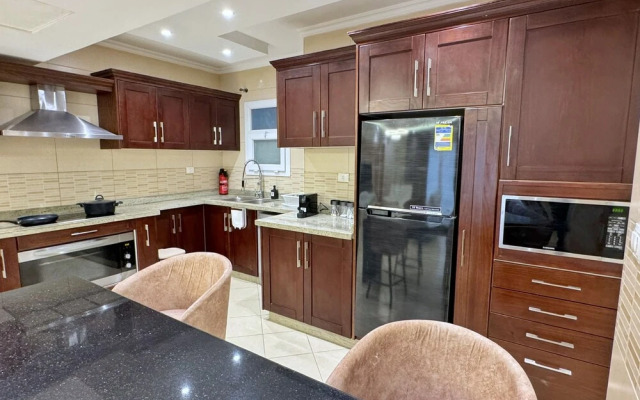 Calm & Classy 2BR - 5 min to Airport