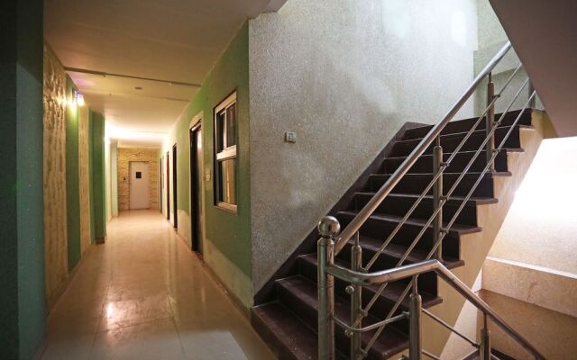 OYO 10413 Hotel Royal Plaza