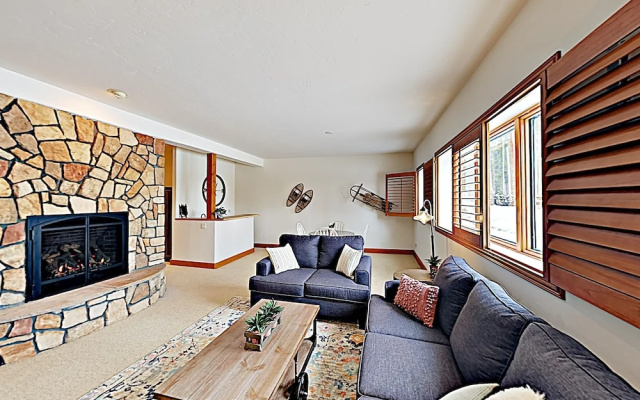 New Listing! Huge Lake-view Haven W/ 2-car Garage 3 Bedroom Cottage - фото 4