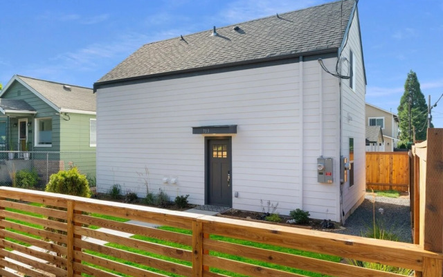 2BR Modern Gem Private Yard by Recreation