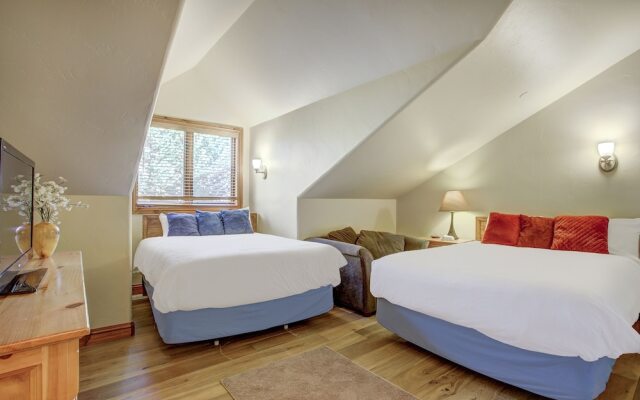 Cozy & Central Arrowhead Ge Townhome, 3br, Sleeps 6 3 Bedroom Townhouse by RedAwning